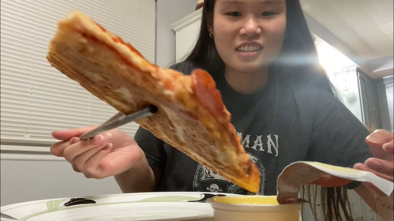 Did Zuo ye eat pizza with chopsticks?