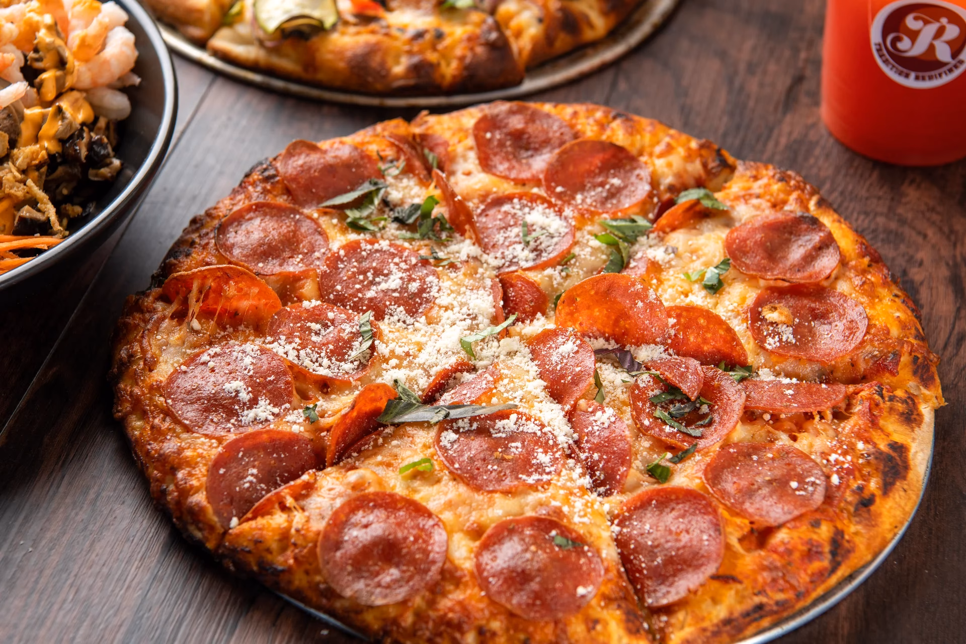 Who is R' pizza place?