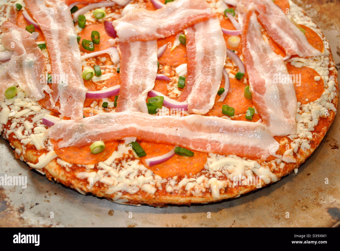 Can you put raw ground beef on a pizza?