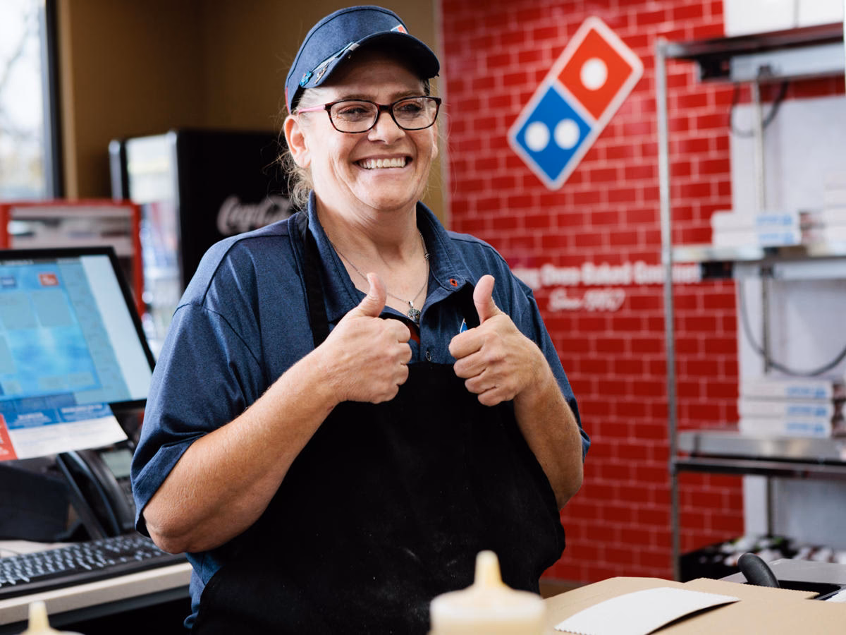 ¿Qué hace un repartidor de pizza de Domino's?