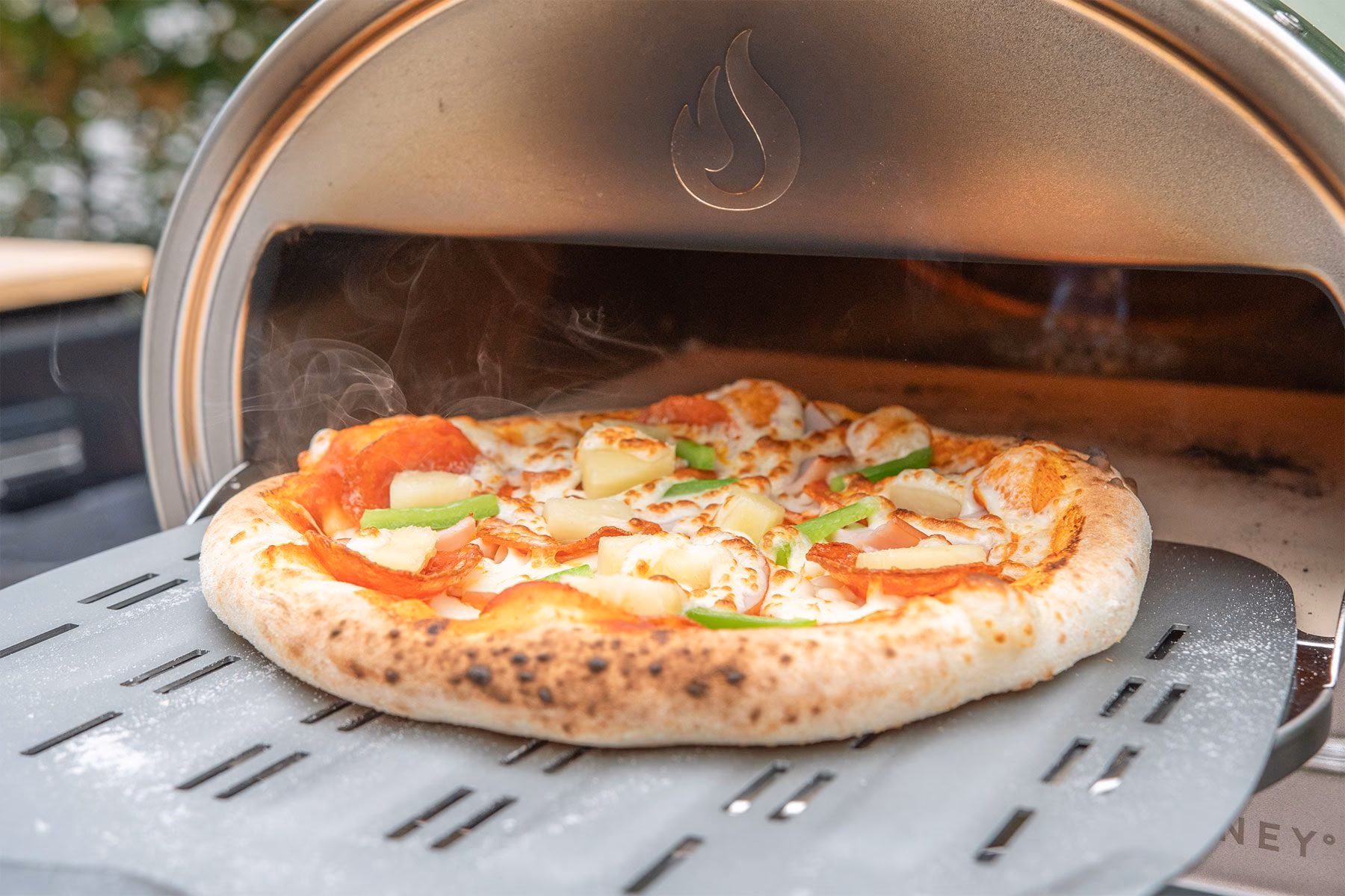 How does a roccbox pizza oven work?