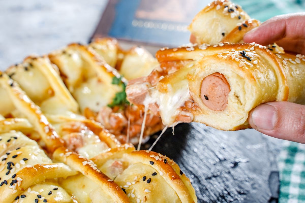 How do you make a hot dog stuffed crust pizza?