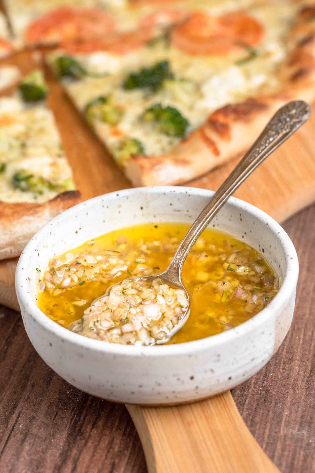 Can you use garlic olive oil sauce on pizza?