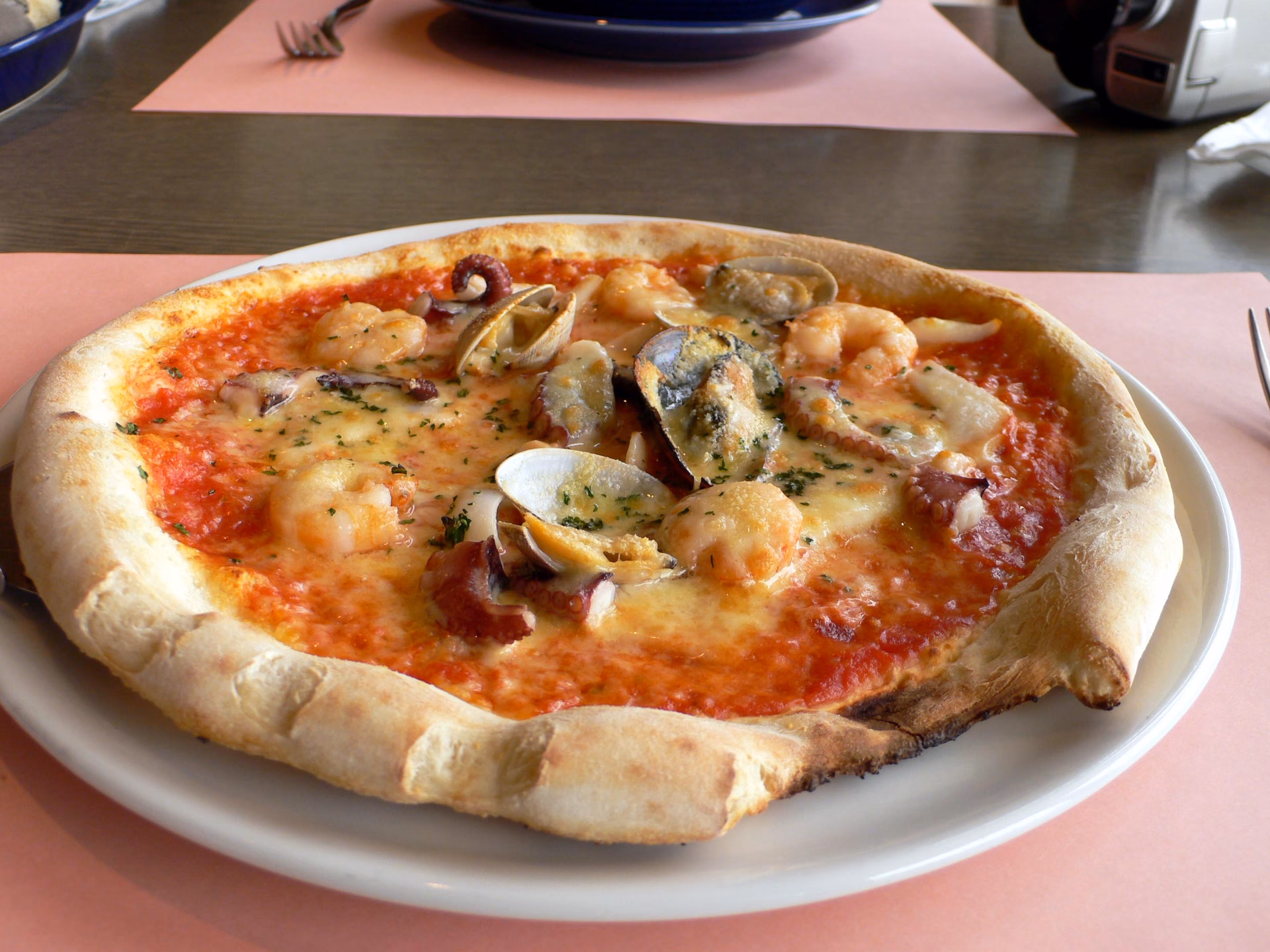 What is a popular seafood pizza in Italy?