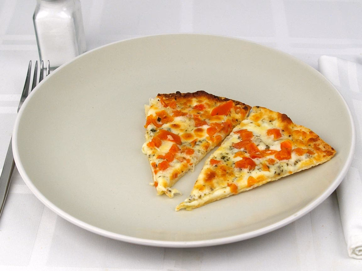 How many calories are in a piece of thin crust cheese pizza?