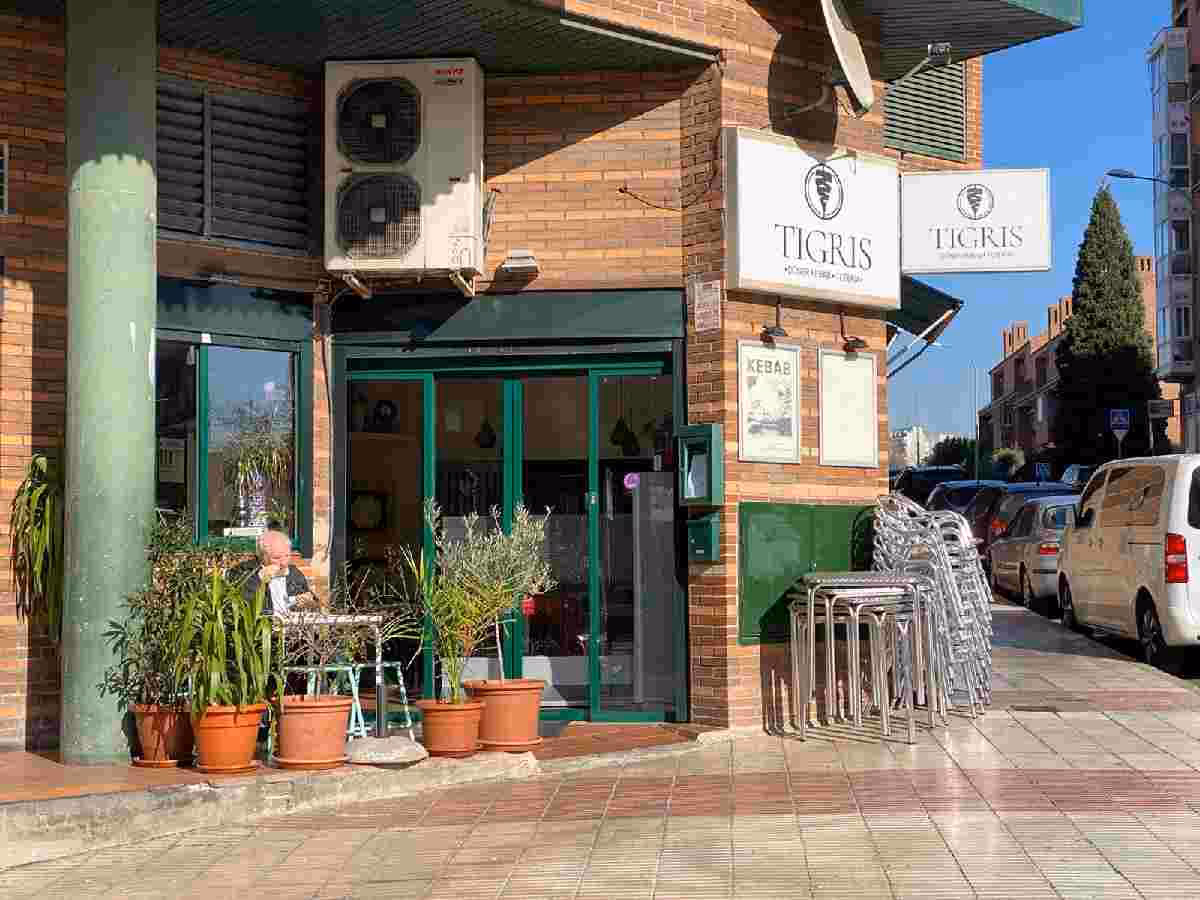 ¿Qué ofrece Tigris como doner kebab y tetería?