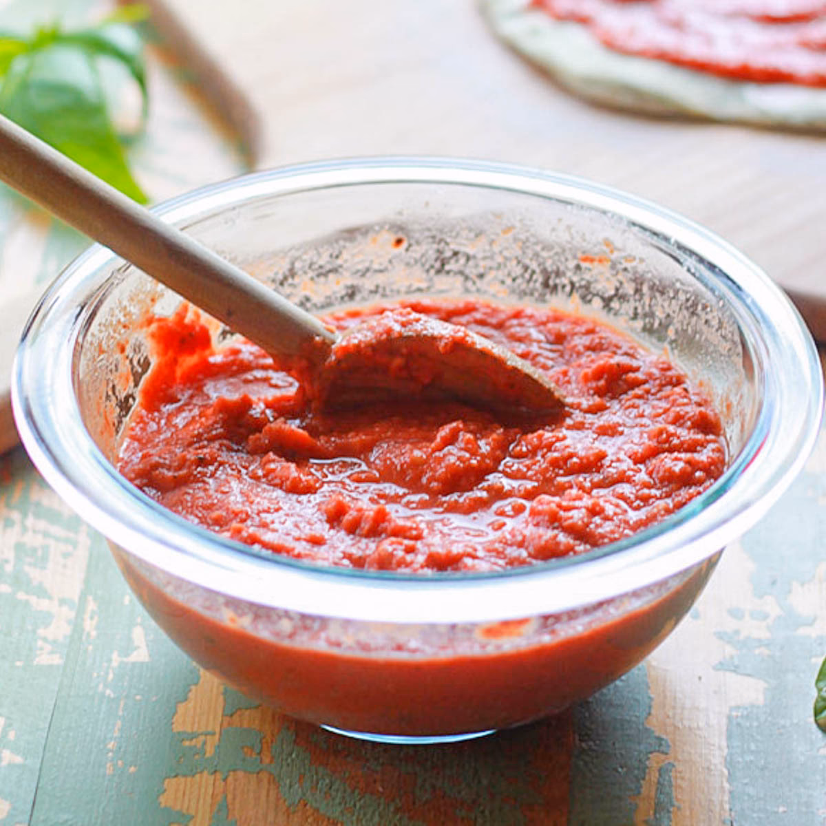 How do you make pizza sauce with tomato paste?